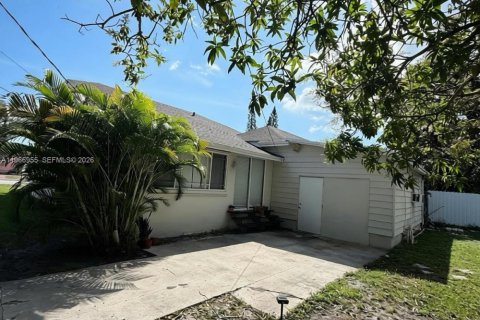 House in North Miami, Florida 3 bedrooms, 149.02 sq.m. № 2029801 - photo 2