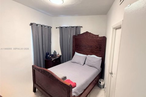 House in North Miami, Florida 3 bedrooms, 149.02 sq.m. № 2029801 - photo 17