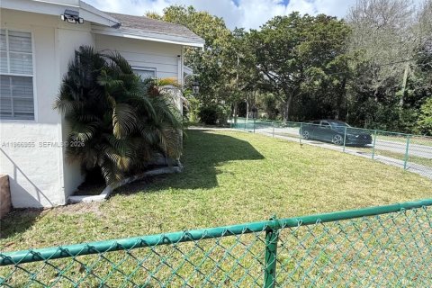 House in North Miami, Florida 3 bedrooms, 149.02 sq.m. № 2029801 - photo 5