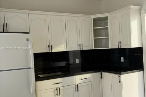 House in North Miami, Florida 3 bedrooms, 149.02 sq.m. № 2029801 - photo 12