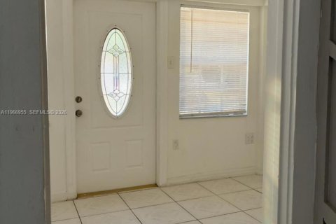 House in North Miami, Florida 3 bedrooms, 149.02 sq.m. № 2029801 - photo 7