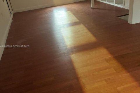 House in North Miami, Florida 3 bedrooms, 149.02 sq.m. № 2029801 - photo 15