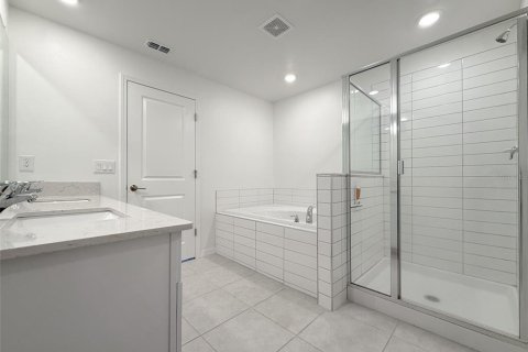 Townhouse in San Antonio, Florida 3 bedrooms, 167.32 sq.m. № 2419754 - photo 18