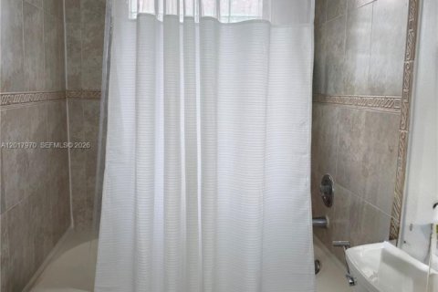 Villa ou maison à vendre à Miami, Floride: 4 chambres, 135.08 m2 № 2078431 - photo 18