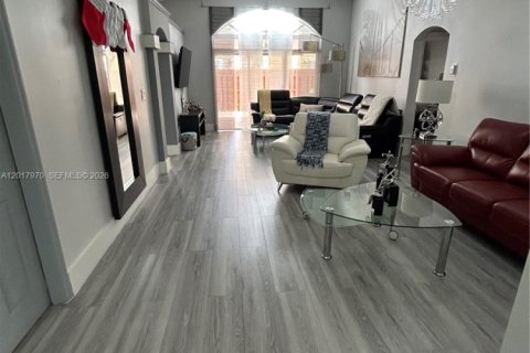 Villa ou maison à vendre à Miami, Floride: 4 chambres, 135.08 m2 № 2078431 - photo 4