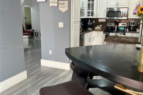Villa ou maison à vendre à Miami, Floride: 4 chambres, 135.08 m2 № 2078431 - photo 7