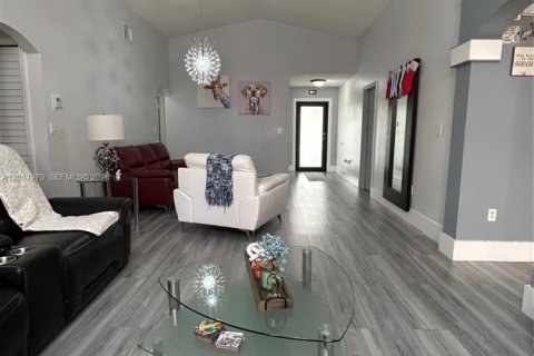 Villa ou maison à vendre à Miami, Floride: 4 chambres, 135.08 m2 № 2078431 - photo 3
