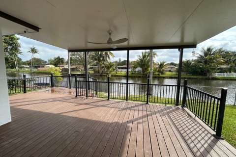 House in Cooper City, Florida 3 bedrooms, 148.64 sq.m. № 2050283 - photo 14