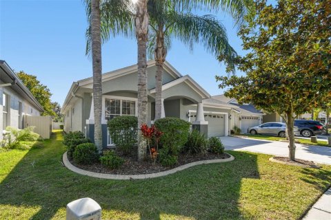 House in Land O' Lakes, Florida 5 bedrooms, 246.38 sq.m. № 2123182 - photo 2