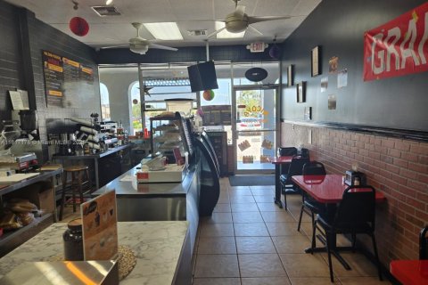 Propiedad comercial en venta en Hialeah, Florida № 1942886 - foto 13