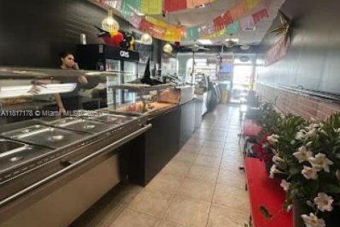 Propiedad comercial en venta en Hialeah, Florida № 1942886 - foto 4