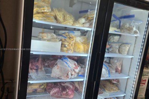 Propiedad comercial en venta en Hialeah, Florida № 1942886 - foto 9