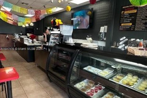 Propiedad comercial en venta en Hialeah, Florida № 1942886 - foto 3