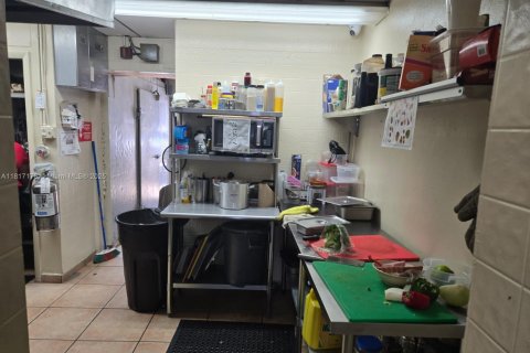 Propiedad comercial en venta en Hialeah, Florida № 1942886 - foto 11