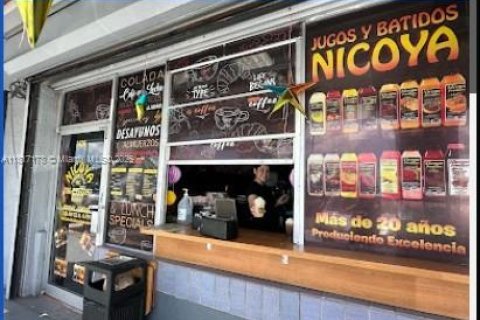 Propiedad comercial en venta en Hialeah, Florida № 1942886 - foto 1