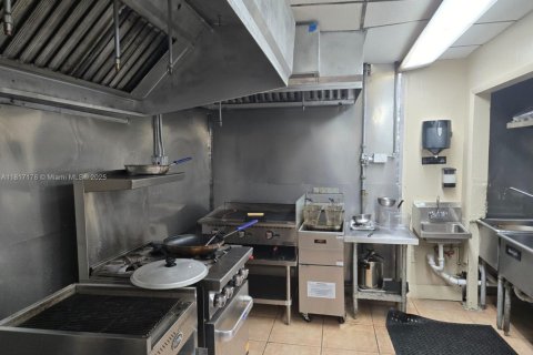 Propiedad comercial en venta en Hialeah, Florida № 1942886 - foto 7