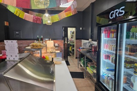 Propiedad comercial en venta en Hialeah, Florida № 1942886 - foto 6