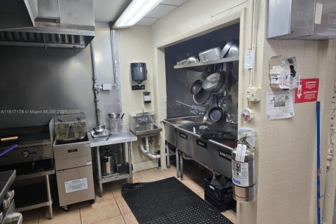 Propiedad comercial en venta en Hialeah, Florida № 1942886 - foto 8