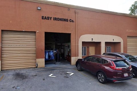 Commercial property in Hialeah, Florida № 1763431 - photo 1