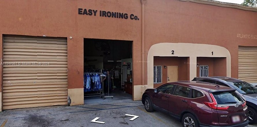 Commercial property in Hialeah, Florida № 1763431