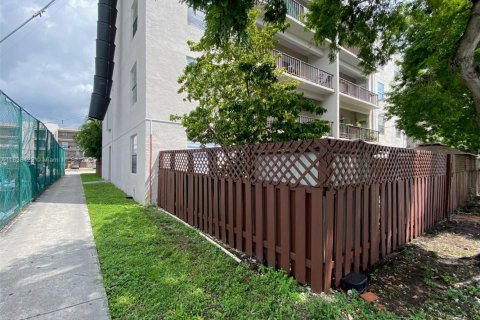 Condominio en venta en Hialeah, Florida, 2 dormitorios, 92.53 m2 № 1945023 - foto 20