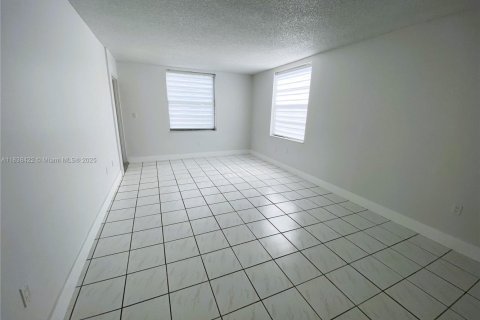 Condominio en venta en Hialeah, Florida, 2 dormitorios, 92.53 m2 № 1945023 - foto 6