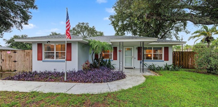 House in Palm Harbor, Florida 3 bedrooms, 133.41 sq.m. № 2412729