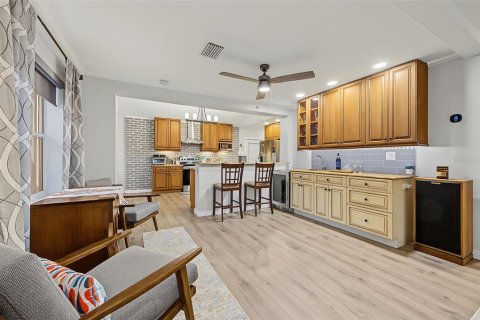 House in Palm Harbor, Florida 3 bedrooms, 133.41 sq.m. № 2412729 - photo 10