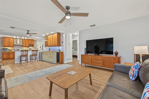 House in Palm Harbor, Florida 3 bedrooms, 133.41 sq.m. № 2412729 - photo 6
