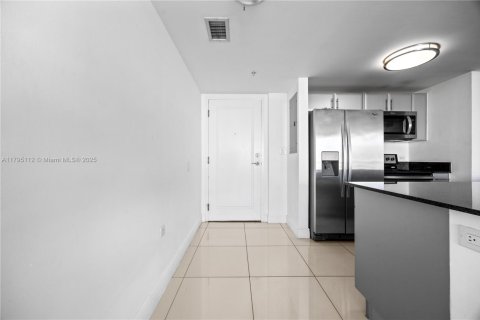 Condo in Miami, Florida, 2 bedrooms  № 1737886 - photo 6