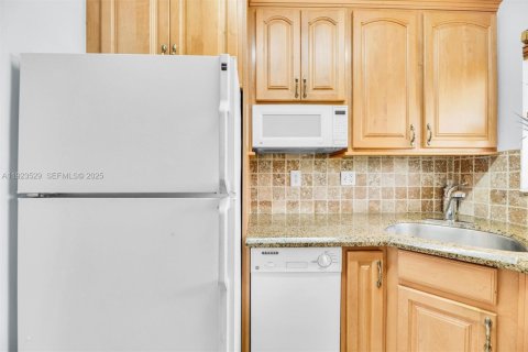 Снять в аренду кондоминиум в Форт-Лодердейл, Флорида 2 спальни, 74.32м2, № 1983818 - фото 18