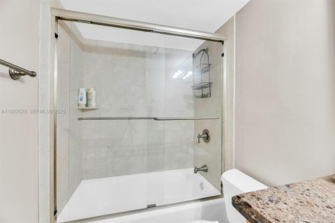 Снять в аренду кондоминиум в Форт-Лодердейл, Флорида 2 спальни, 74.32м2, № 1983818 - фото 27