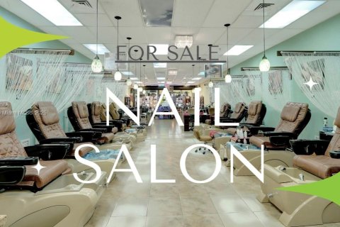 Commercial property in Miami, Florida № 1957997 - photo 1