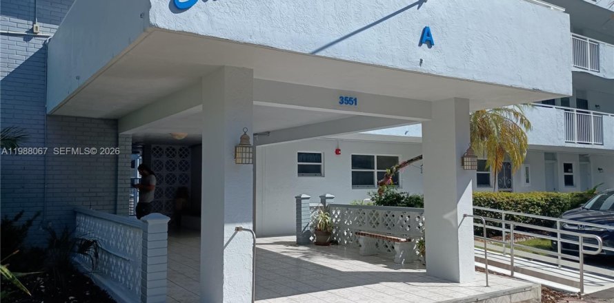 Кондоминиум с 1 спальней в Норт-Майами-Бич, Флорида № 2051226