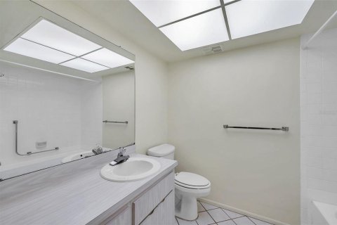 Condo in Palm Harbor, Florida, 2 bedrooms № 2098336 - photo 26
