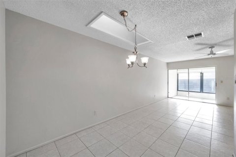 Condo in Palm Harbor, Florida, 2 bedrooms № 2098336 - photo 13