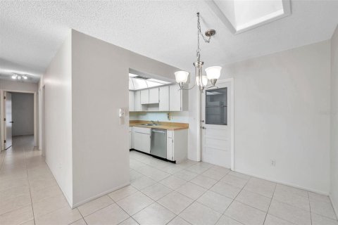 Condo in Palm Harbor, Florida, 2 bedrooms № 2098336 - photo 10