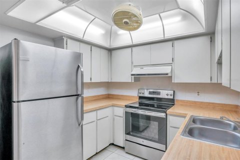 Condo in Palm Harbor, Florida, 2 bedrooms № 2098336 - photo 16