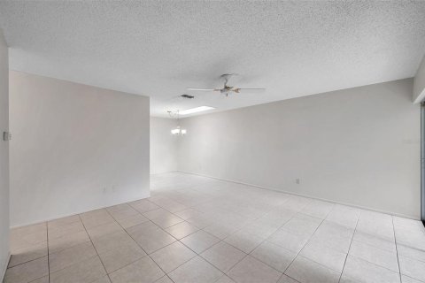 Condo in Palm Harbor, Florida, 2 bedrooms № 2098336 - photo 5