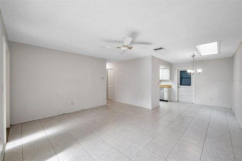 Condo in Palm Harbor, Florida, 2 bedrooms № 2098336 - photo 8