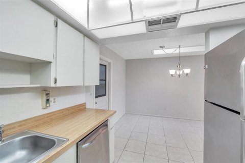 Condo in Palm Harbor, Florida, 2 bedrooms № 2098336 - photo 18
