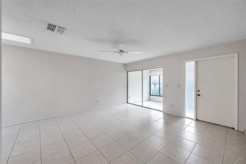 Condo in Palm Harbor, Florida, 2 bedrooms № 2098336 - photo 6