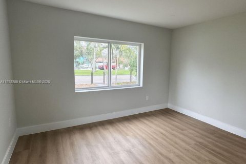 Casa en venta en Opa-locka, Florida, 3 dormitorios, 91.79 m2 № 1945772 - foto 5