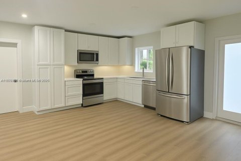 Casa en venta en Opa-locka, Florida, 3 dormitorios, 91.79 m2 № 1945772 - foto 3