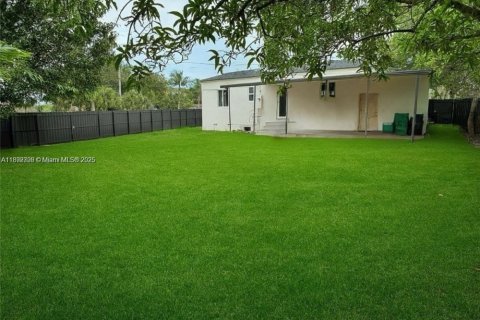 Casa en venta en Opa-locka, Florida, 3 dormitorios, 91.79 m2 № 1945772 - foto 8