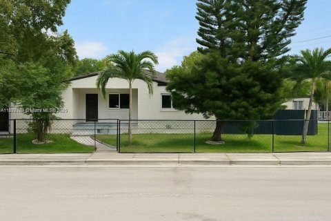 Casa en venta en Opa-locka, Florida, 3 dormitorios, 91.79 m2 № 1945772 - foto 1
