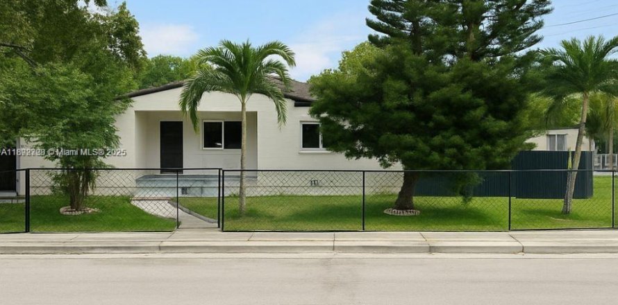 Casa en Opa-locka, Florida 3 dormitorios, 91.79 m2 № 1945772
