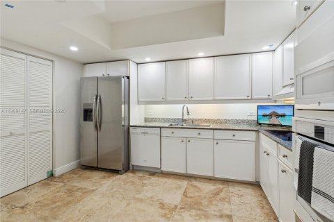 Condominio en venta en Surfside, Florida, 2 dormitorios, 167.22 m2 № 2030006 - foto 11