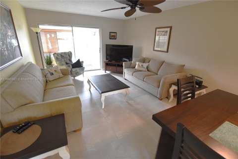 House in West Palm Beach, Florida 2 bedrooms, 77.02 sq.m. № 1867244 - photo 1