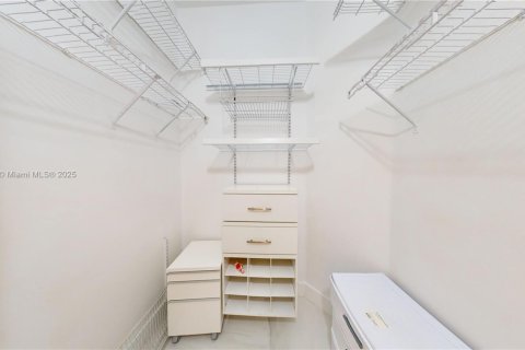 House in Weston, Florida 4 bedrooms, 202.53 sq.m. № 1971311 - photo 17